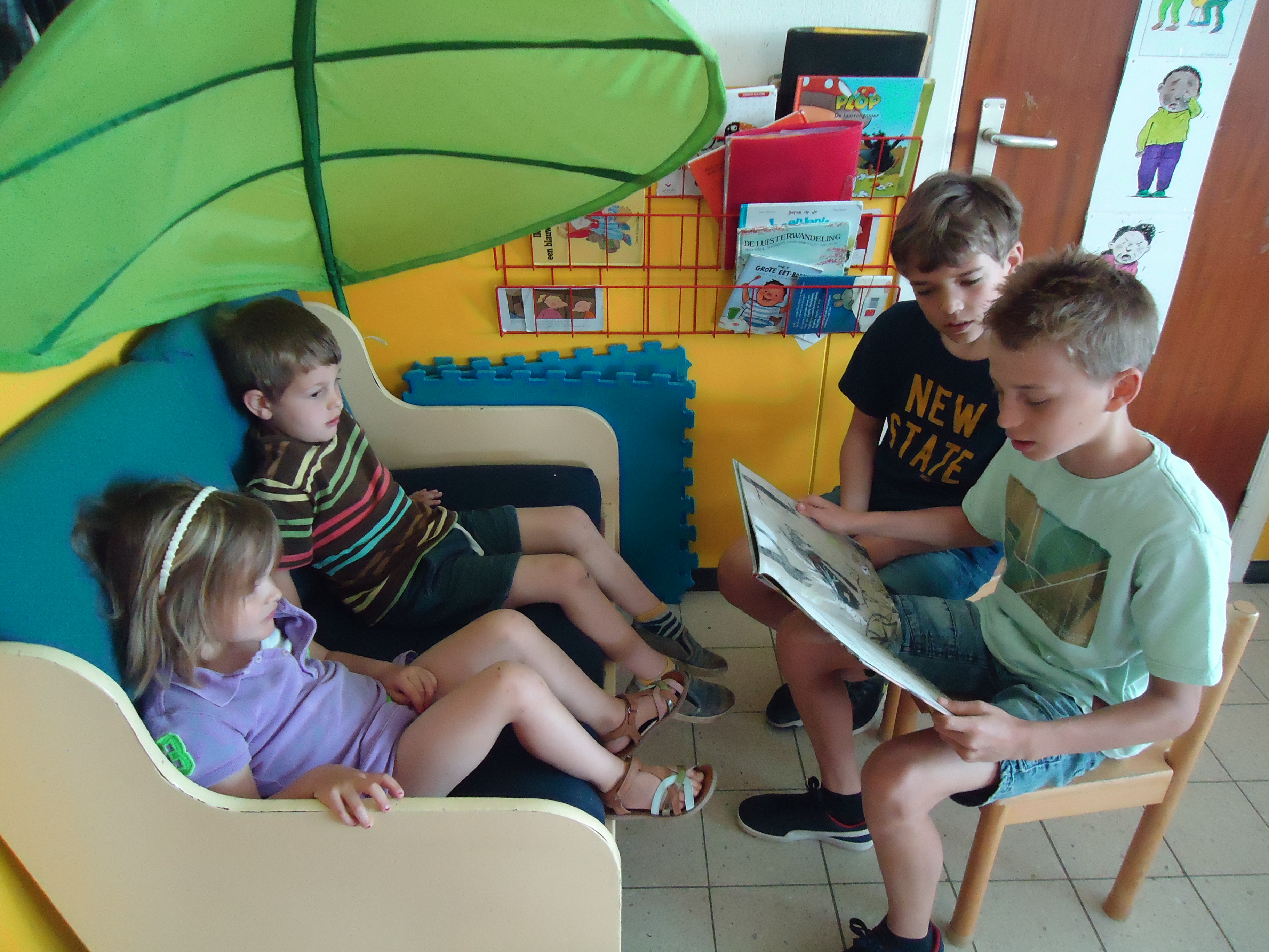 boekje voorlezen in de kleuterschool (juf Lucy)